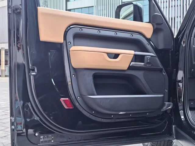 Land Rover Defender — Фото автомобиля 9