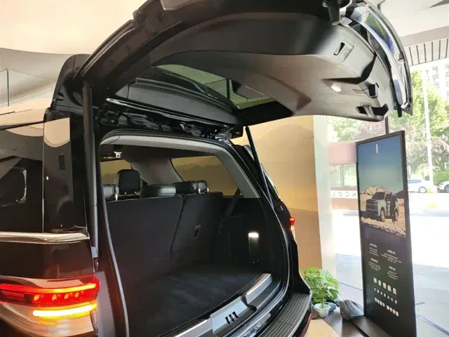 Lincoln Navigator — Фото автомобиля 18