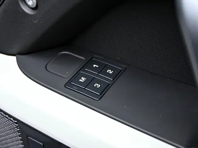 Land Rover Defender — Фото автомобиля 30