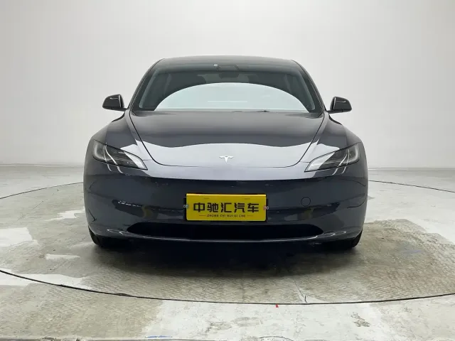 Tesla Model 3 — Фото автомобиля 2