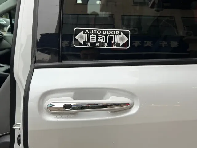 Toyota Sienna — Фото автомобиля 6