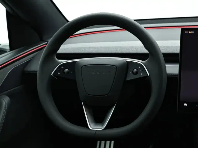 Tesla Model Y L — Фото автомобиля 14