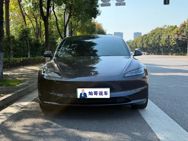Tesla Model 3 — Фото автомобиля 2