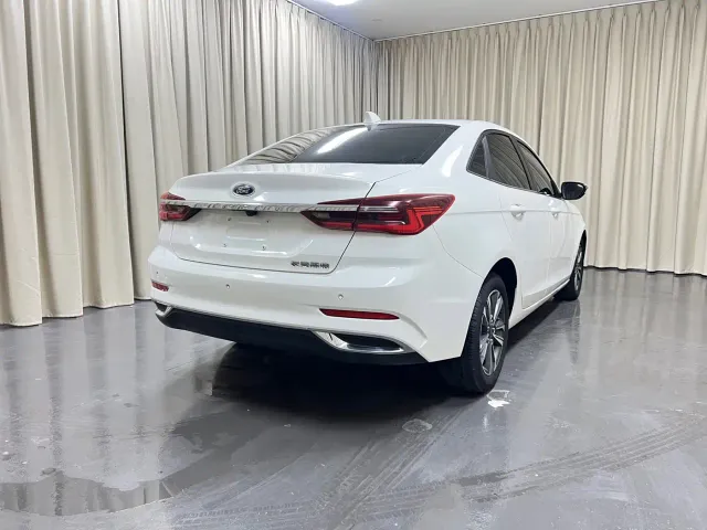 Ford Escort — Фото автомобиля 6
