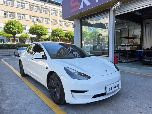 Tesla Model 3 — Фото автомобиля 3