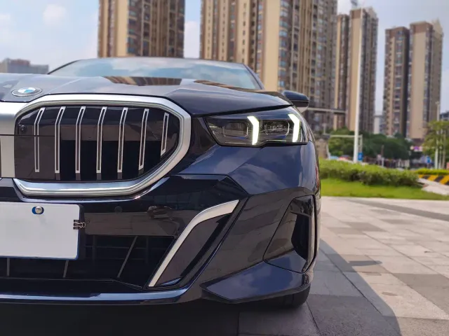 BMW 5 Series — Фото автомобиля 17