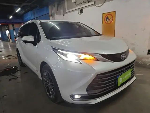 Toyota Sienna — Фото автомобиля 3