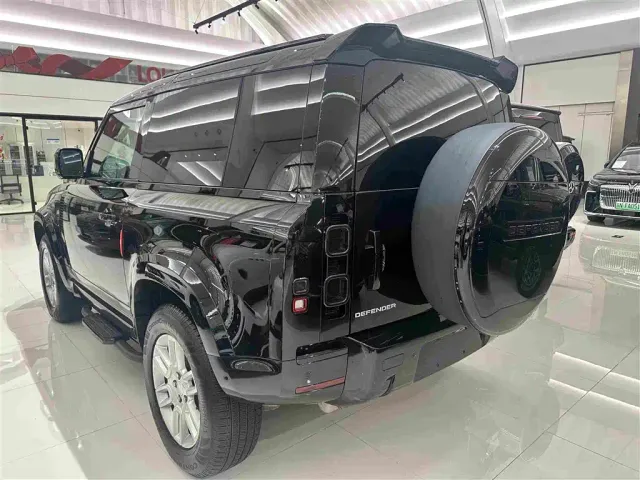 Land Rover Defender — Фото автомобиля 16