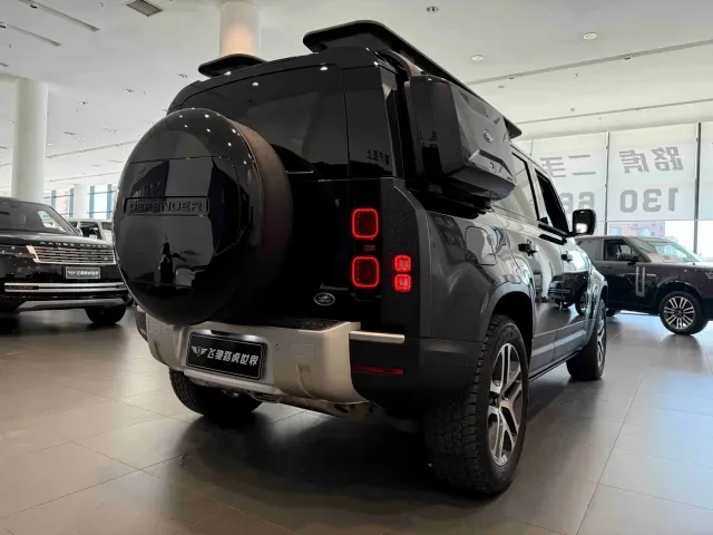Land Rover Defender — Фото автомобиля 25