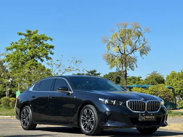 BMW 5 Series — Фото автомобиля 3