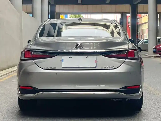 Lexus ES — Фото автомобиля 5