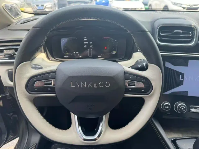 Lynk & Co 02 — Фото автомобиля 7