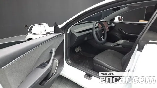 Tesla Model 3 — Фото автомобиля 15