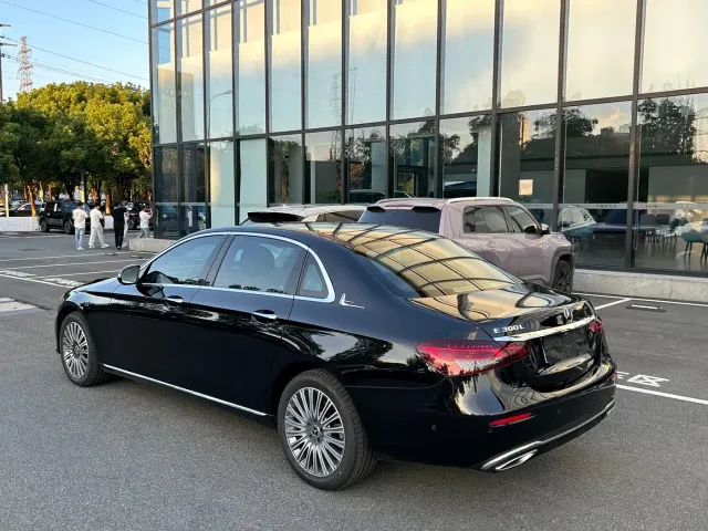 Mercedes-Benz E-Class — Фото автомобиля 17