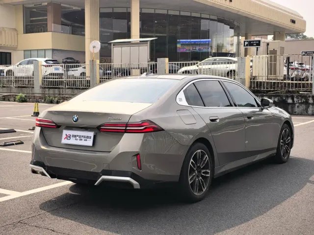 BMW 5 Series — Фото автомобиля 5