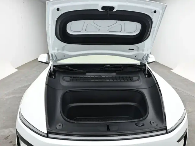 Tesla Model Y — Фото автомобиля 16