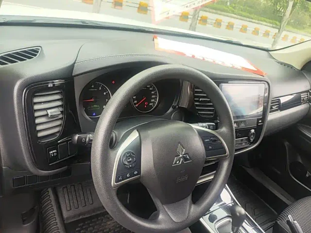 Mitsubishi Outlander — Фото автомобиля 9