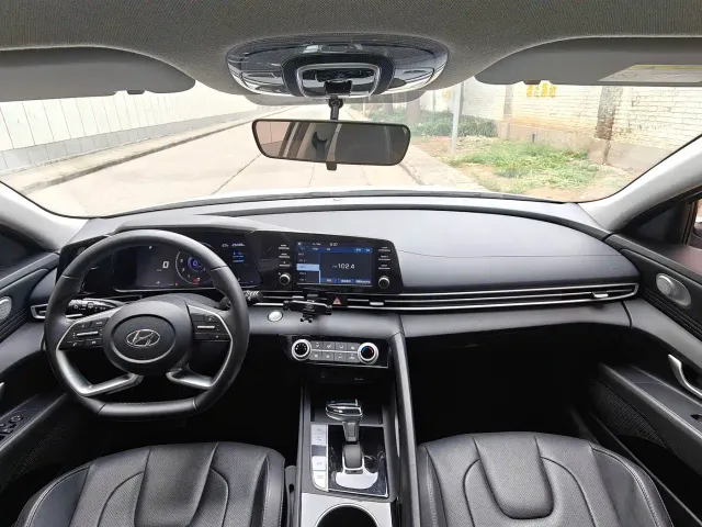 Hyundai Elantra — Фото автомобиля 15