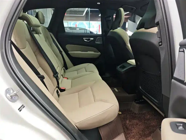 Volvo XC60 — Фото автомобиля 12
