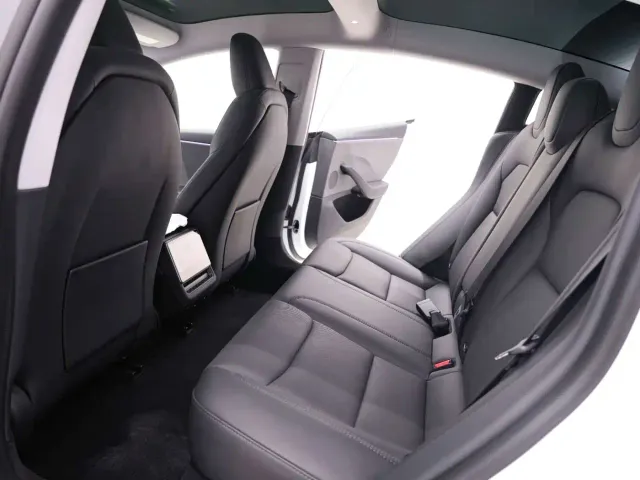 Tesla Model 3 — Фото автомобиля 22