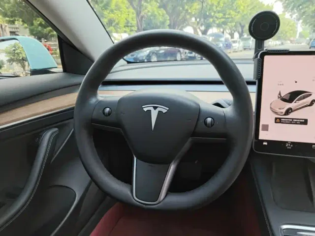 Tesla Model 3 — Фото автомобиля 10