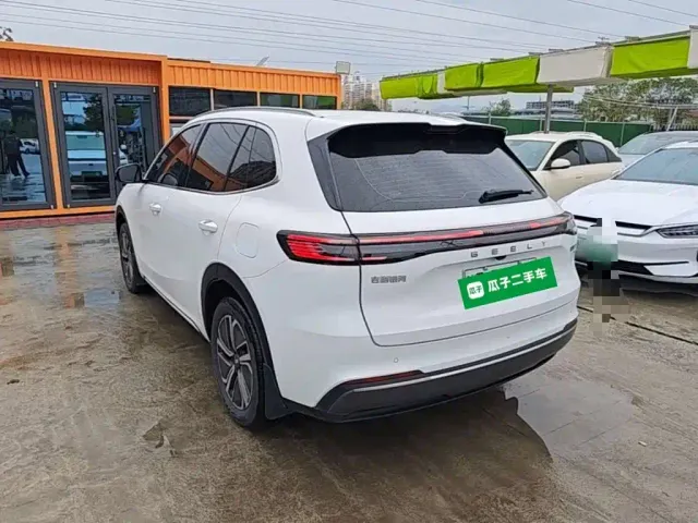 Geely Galaxy Starship 7 EM-i — Фото автомобиля 4