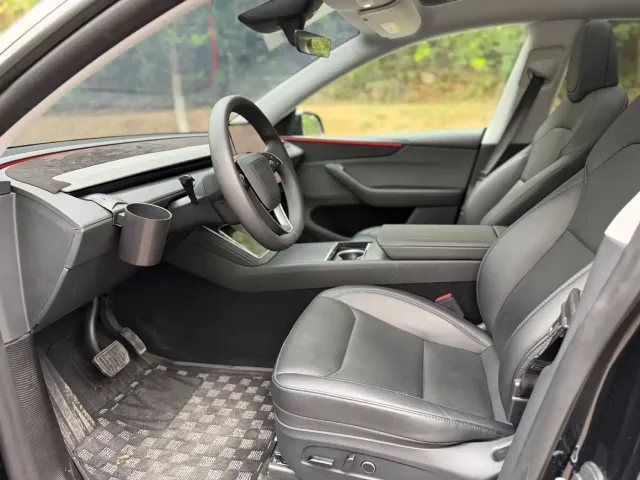 Tesla Model Y — Фото автомобиля 4