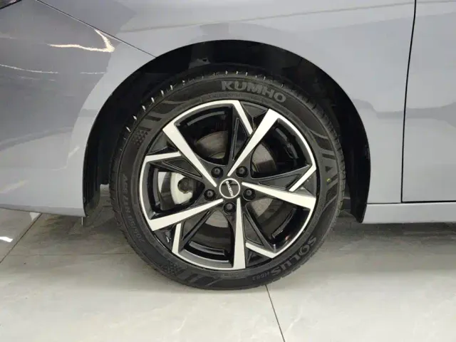 Roewe i5 — Фото автомобиля 6
