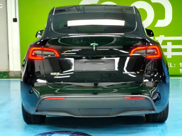 Tesla Model Y — Фото автомобиля 17