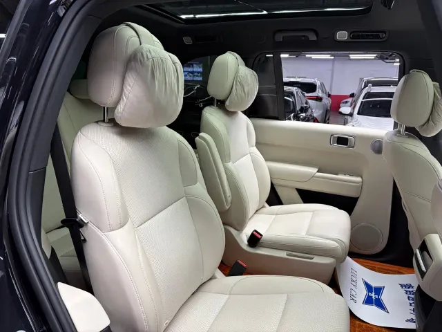 Li Auto L8 — Фото автомобиля 11