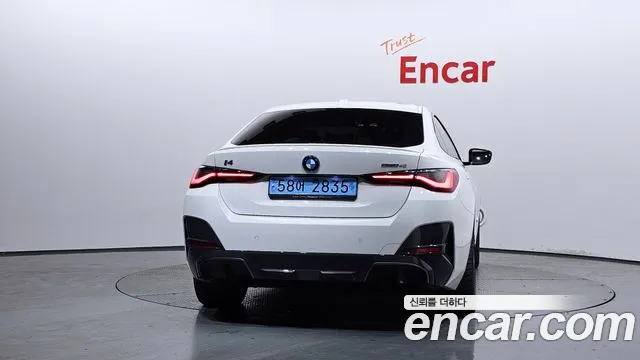 BMW i4 — Фото автомобиля 4