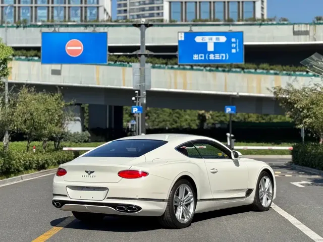Bentley Continental — Фото автомобиля 7