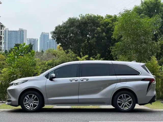 Toyota Sienna — Фото автомобиля 3