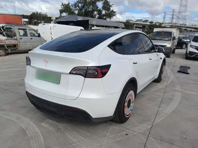 Tesla Model Y — Фото автомобиля 6