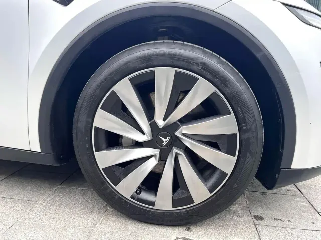 Tesla Model Y — Фото автомобиля 7
