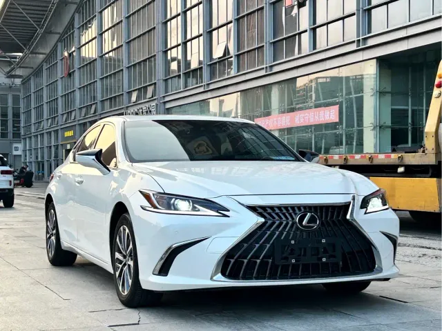 Lexus ES — Фото автомобиля 2