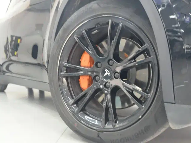 Tesla Model Y — Фото автомобиля 23