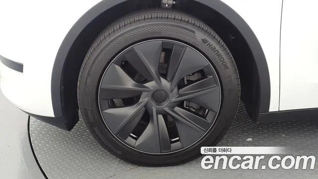 Tesla Model Y — Фото автомобиля 5