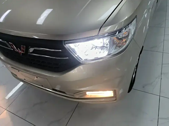 Wuling Hongguang V — Фото автомобиля 23