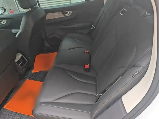 Hongqi E-QM5 — Фото автомобиля 16