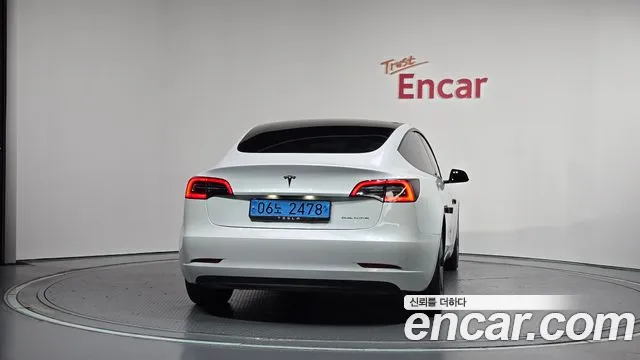 Tesla Model 3 — Фото автомобиля 4