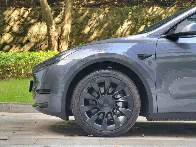 Tesla Model Y — Фото автомобиля 24
