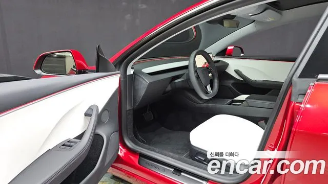 Tesla Model 3 — Фото автомобиля 10