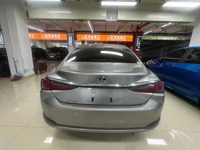 Lexus ES — Фото автомобиля 3