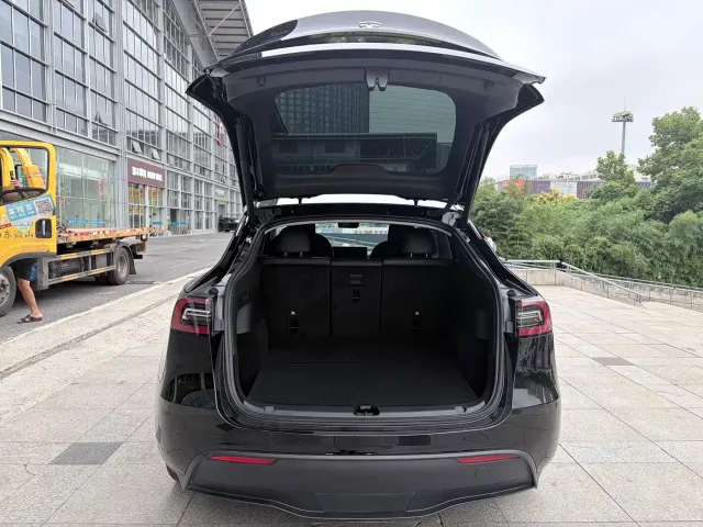 Tesla Model Y — Фото автомобиля 9