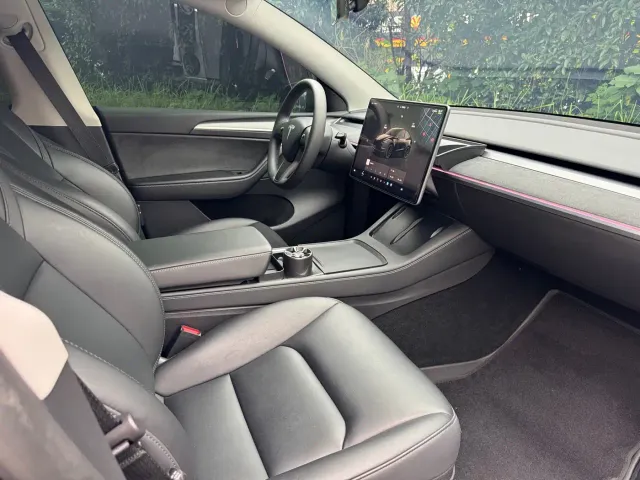 Tesla Model Y — Фото автомобиля 13