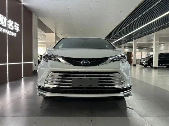 Toyota Sienna — Фото автомобиля 2