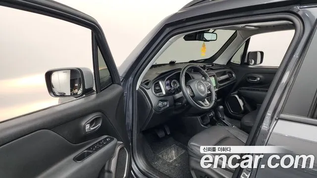 Jeep Renegade — Фото автомобиля 10