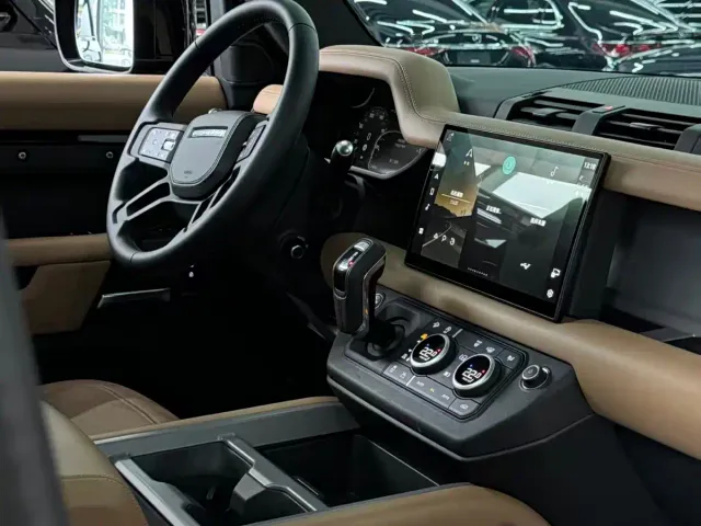 Land Rover Defender — Фото автомобиля 11