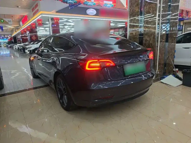 Tesla Model 3 — Фото автомобиля 4
